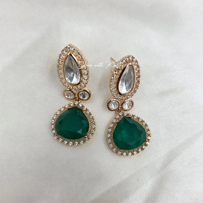 Emerald Kundan Teardrop Necklace Set with Earrings - Image 4