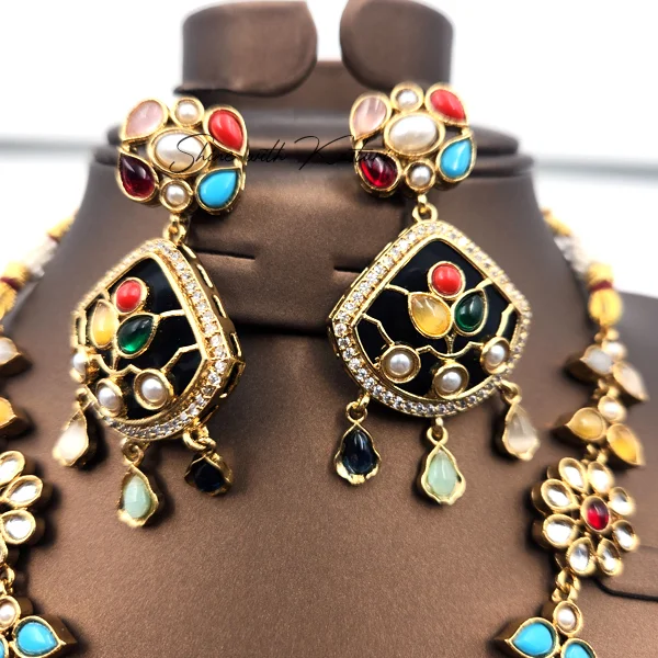 Multicolor Kundan Necklace Set with Earrings - Image 4